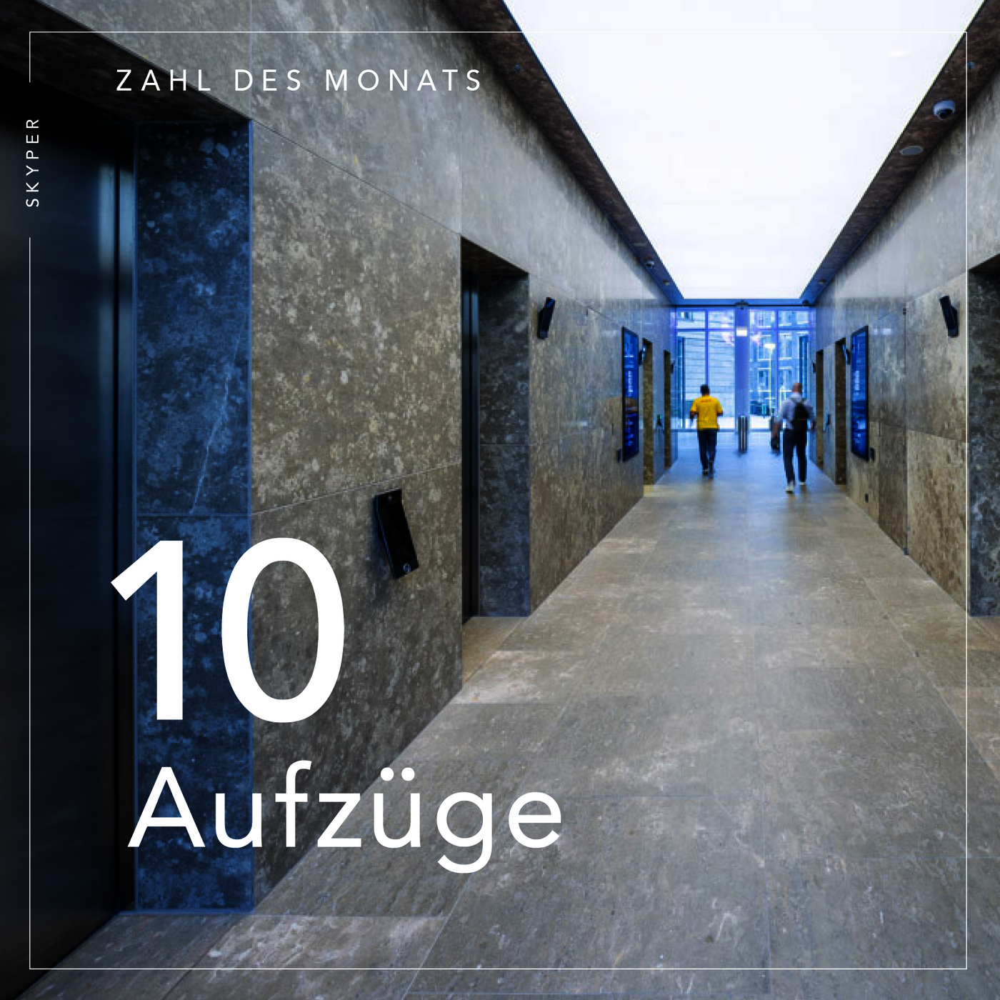 Moderne Aufzugslobby im SKYPER Tower Frankfurt mit mehreren Aufzügen und digitaler Zielwahlsteuerung. Zahl des Monats: 10 Aufzüge mit WLAN für nahtlose Konnektivität.