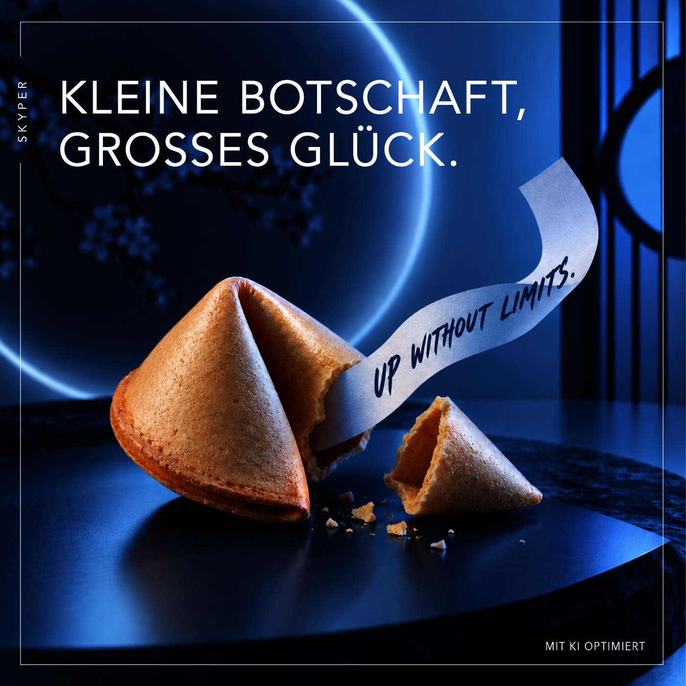 Ein geöffneter Glückskeks liegt auf einem dunklen Tisch, daneben ein abgebrochenes Stück und Krümel. Aus dem Keks ragt ein Zettel mit der Aufschrift „UP WITHOUT LIMITS.“ Im Hintergrund leuchtet ein großer Lichtkreis. Oben steht: „KLEINE BOTSCHAFT, GROSSES GLÜCK.“ Links vertikal „SKYPER“, unten rechts „MIT KI OPTIMIERT“