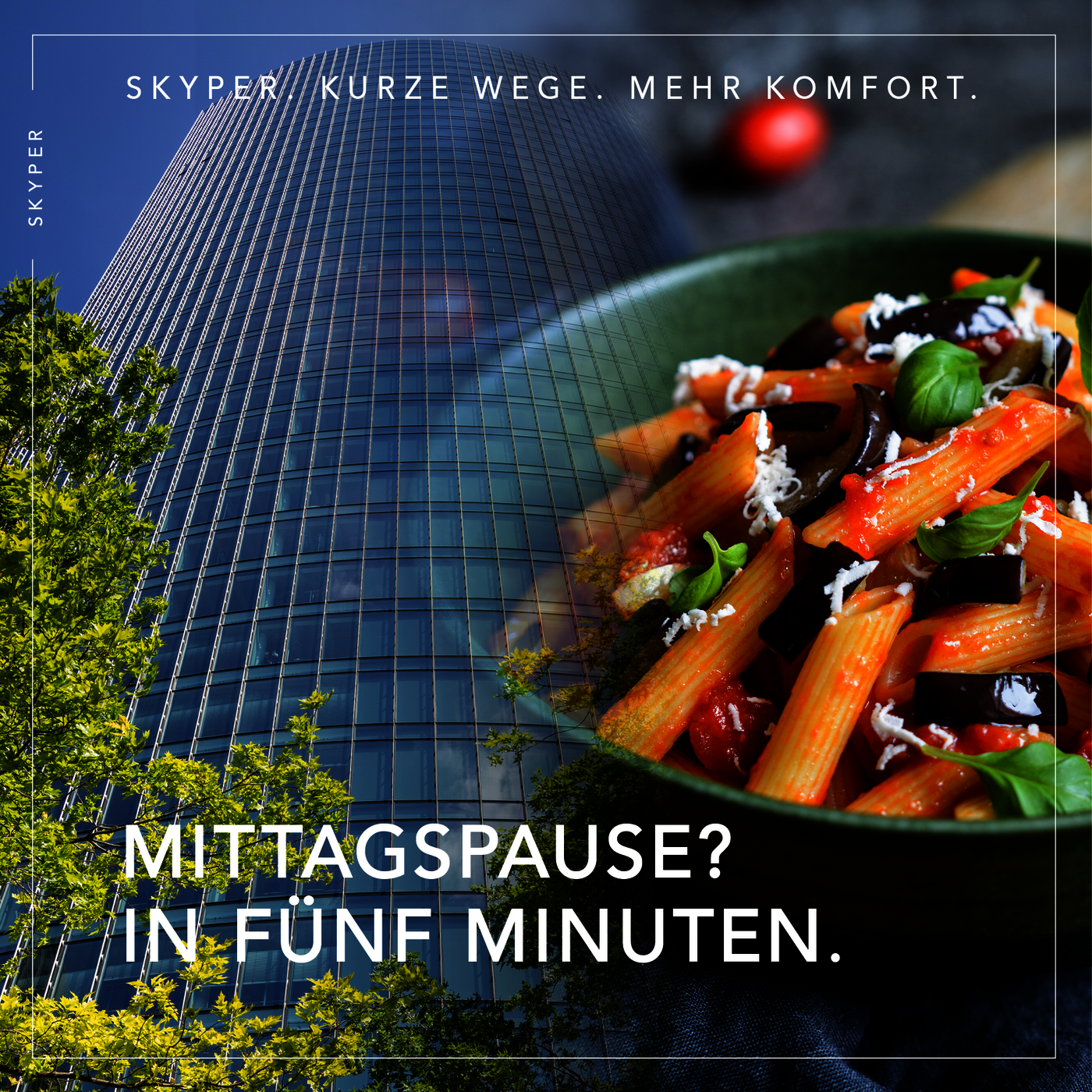 Werbemotiv für SKYPER: Modernes gläsernes Hochhaus mit grünen Bäumen, kombiniert mit einer Nahaufnahme einer Pasta-Schale. Text: ‚SKYPER. Kurze Wege. Mehr Komfort.‘ und ‚Mittagspause? In fünf Minuten.