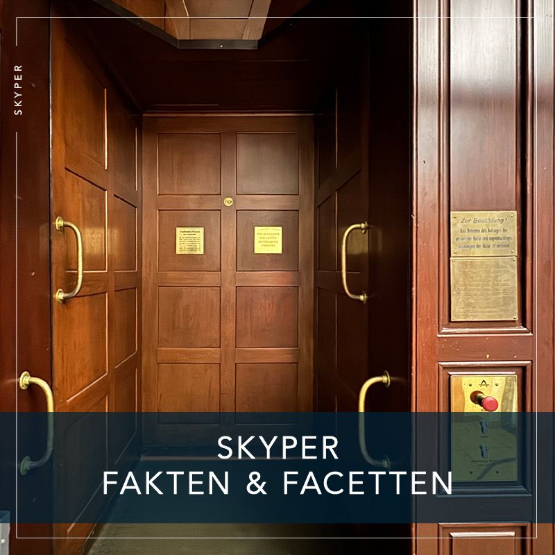 Historischer Paternoster-Aufzug im SKYPER Frankfurt am Main mit Holzverkleidung und Messingdetails